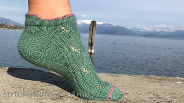 Nahaufnahme einer mintgrünen Kurzsocke mit Ajour-Lochreihen und geformter Ferse