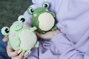 Crochet cute frog toy