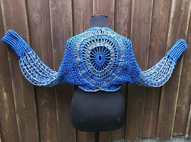 Kurzgeschnittener gehäkelter Bolero in Blautönen, Rückansicht mit rundem Mandala‑Spitzenmotiv