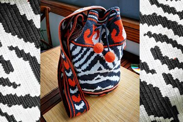 Gehäkelte Beuteltasche in Schwarz, Weiß und Orange mit Kordelzug und breitem, gemustertem Schulterriemen