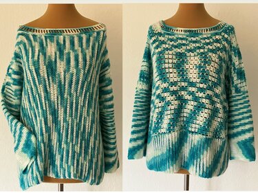 Gehäkelter Pullover in Türkis und Weiß mit Rippen
- und Ajourmuster auf einer Schneiderpuppe