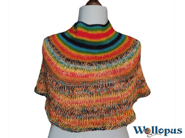 Mehrfarbiger gestrickter Loop mit hohem Kragen und Rundpasse auf Schaufensterpuppe