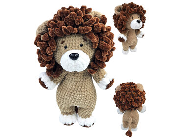 Gehäkelter Amigurumi-Löwe, hellbraun mit dunkelbrauner Mähne und weißen Akzenten, drei Ansichten vor weißem Hintergrund.