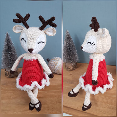 Gehäkeltes Rentier-Amigurumi im roten Weihnachtskleid mit weißem Saum und braunen Geweihen — Vorder- und Seitenansicht