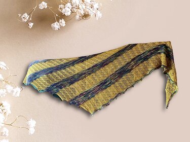 Gestricktes dreieckiges Tuch gelb mit schmalen mehrfarbigen Streifen, Lochmuster und gezacktem Rand auf beigem Hintergrund