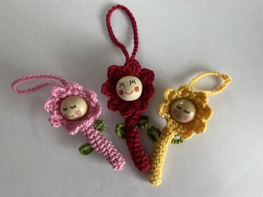 Häkelanleitung Blümchen mit Gesicht als Anhänger