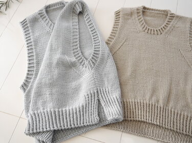 Zwei gestrickte Damenwesten in Hellgrau und Beige mit V‑Ausschnitt und Rundhals, breite Rippenbündchen
