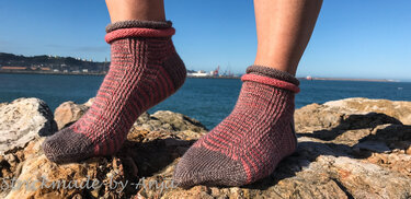 Nahaufnahme knöchelhoher, zweifarbiger Kurzsocken mit Rippenmuster und Farbakzenten an Spitze und Ferse