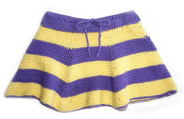 Gestrickter Kinderrock mit lila- und gelben Streifen und Kordelbund