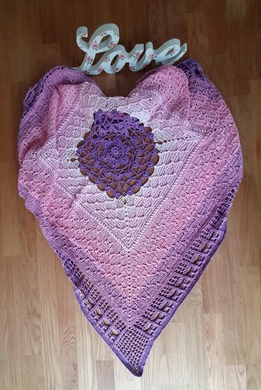 "Herzdame" - Häkelanleitung für eine romantische Tischdecke