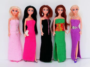 Strickanleitung: Langes Kleid mit Schlitz für kleine Modepuppen