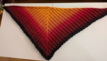Handgehäkeltes Dreieckstuch mit diagonalen Rippen in Orange, Rot und Schwarz