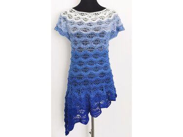 Gehäkeltes Damen‑Shirt mit Weiß‑bis‑Blauem Ombre und Wellenmuster auf schwarzer Schaufensterpuppe