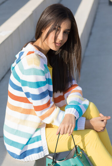 Gestreifte Strickjacke mit Kapuze - Stricken