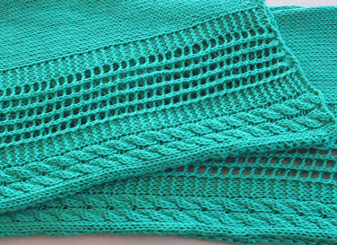 Türkises gestricktes Tuch mit Zopfmuster und Ajourreihen, Nahaufnahme