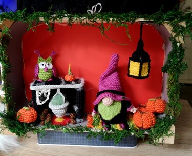 Gehäkeltes Halloween-Diorama in Holzkiste mit Hexe, Eule, Kürbissen, Kessel und Laterne