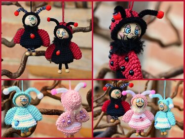 Gehäkelte Marienkäfer- und bunte Insektenfiguren mit bemalten Gesichtern und Holzperlenfüßen, hängend an Zweigen.