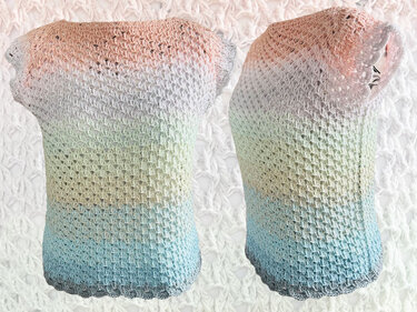 Gehäkeltes Damen-Shirt in Pastellfarben mit Farbverlauf von Pfirsich über Hellgrau zu Türkis, Vorder- und Seitenansicht