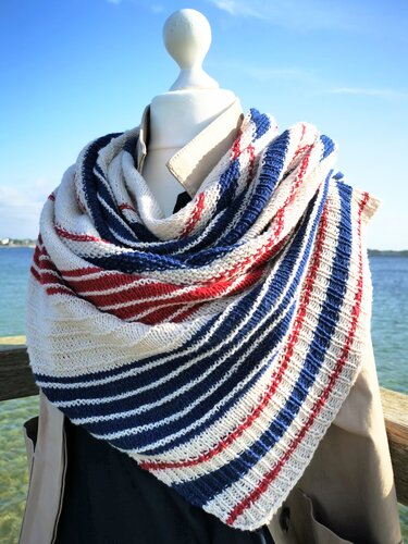 Maritimes gestricktes Dreieckstuch in Blau, Rot und Weiß lässig umgelegt auf einer Puppe