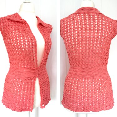 Gehäkelte ärmellose Weste in Koralle, Vorder- und Rückansicht auf Schneiderpuppe