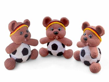 Häkelanleitung Fußballbärchen Bärly und Bella