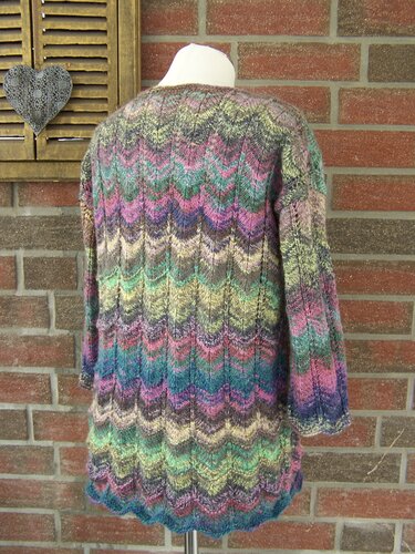 Gestrickter hüftlanger Damenpullover in Verlaufsgarn mit Zickzackmuster, Rückansicht