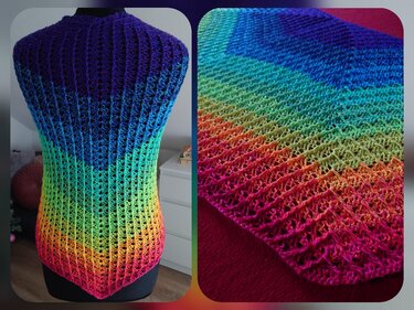 Gehäkeltes Dreieckstuch in Regenbogenfarben auf Büste drapiert, close-up zeigt offenes Maschenmuster