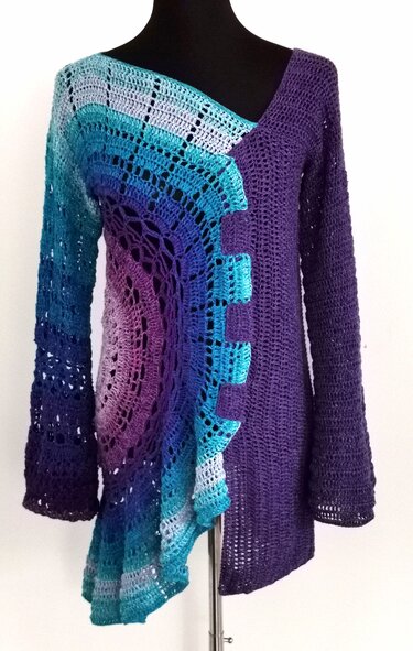 Asymmetrische Boho-Häkel-Tunika langärmlig violett mit halbkreisförmigem Farbverlauf in Blau, Türkis und Rosa