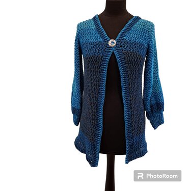 Gehäkelter Damen-Cardigan in Blautönen auf Schaufensterpuppe