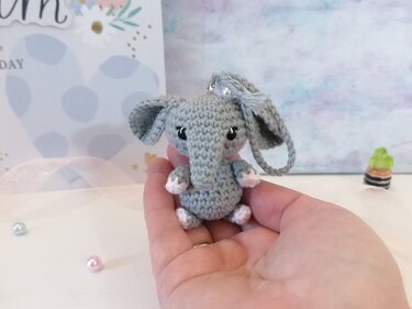 Niedlicher Elefant für Schlüssel, Tasche & Handy – Amigurumi Häkelanleitung