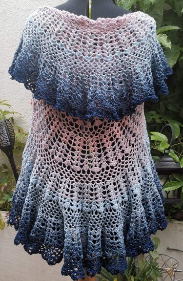 Gehäkelter Damenponcho mit Ombré‑Farbverlauf von Rosé zu Dunkelblau auf Schneiderpuppe