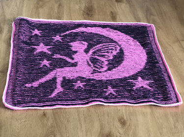 Gestrickte Decke mit Feensilhouette, Sichelmond und Sternen in rosa und dunkelviolett