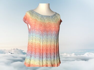 Gestricktes Damen-Top mit Pastellstreifen und feinem Lochmuster auf Schaufensterpuppe vor Himmelshintergrund