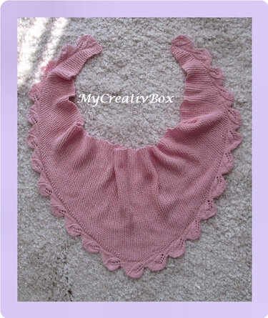 Rosa Dreieckstuch mit gewellter Muschelkante auf hellem Untergrund