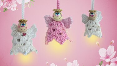 Drei gehäkelte Engelanhänger in Weiß und Rosa mit Holzperlenköpfen
