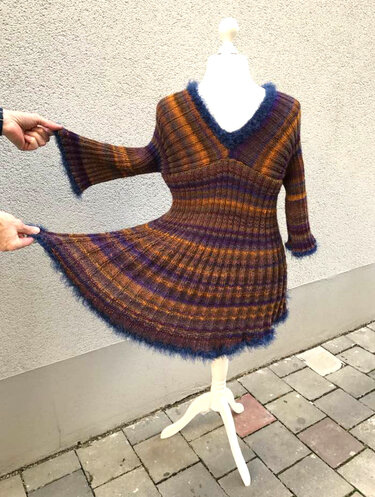 Mannequin mit tailliertem, gestreiftem Strickkleid und flauschigem Saum