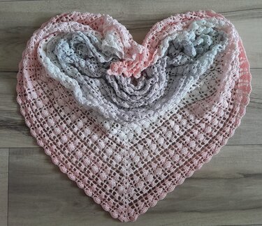 Gehäkeltes Dreieckstuch mit Lochmuster und Pastell-Farbverlauf, herzförmig drapiert