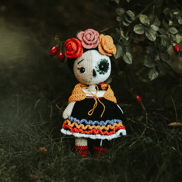 Gehäkelte Amigurumi‑Puppe im Tag‑der‑Toten‑Stil mit Blumenkranz und Pailletten‑Auge