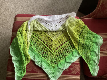 Gehäkeltes Dreieckstuch in Weiß und Grüntönen mit Blatt-Reliefkante