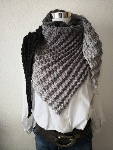 Gestricktes Dreieckstuch in Graustufen mit strukturierter Maschenoptik auf Schaufensterpuppe