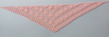 Flat triangular scarf „Yeona BE” – crochet pattern