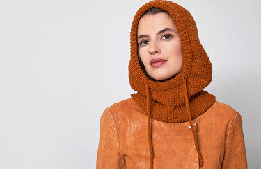 Balaclava-Mütze "Structure" in Cognac mit Bändern Strickanleitung // PDF