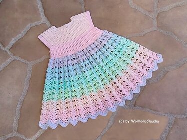 Gehäkeltes Kinderkleid in Pastell‑Ombré mit Lochmuster‑Rock und Muschelsaum