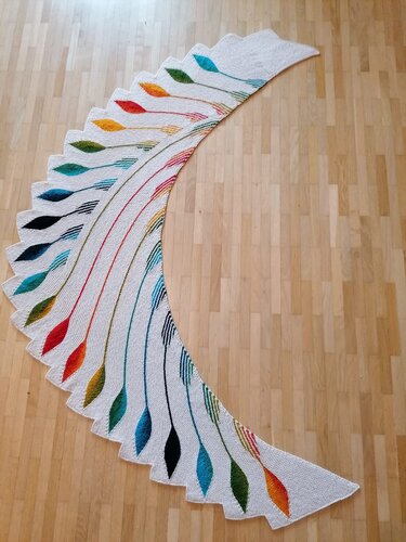 Asymmetrischer gestrickter Drachenschwanz-Schal mit bunten, reihenförmigen Blattmotiven