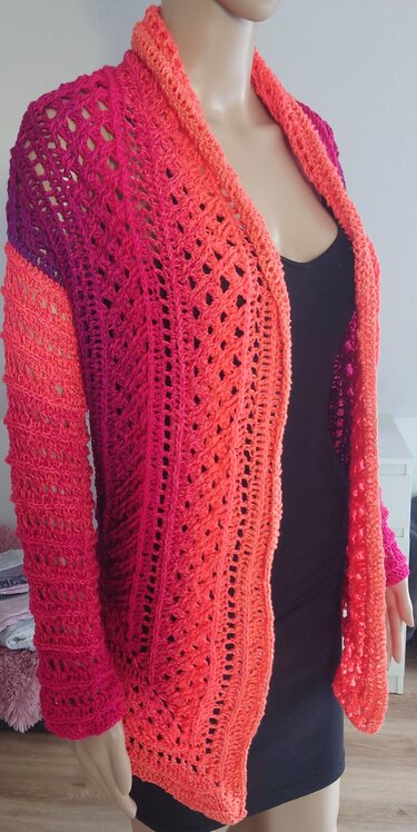 Gehäkelter Cardigan mit Schalkragen und Pink‑Orange Farbverlauf
