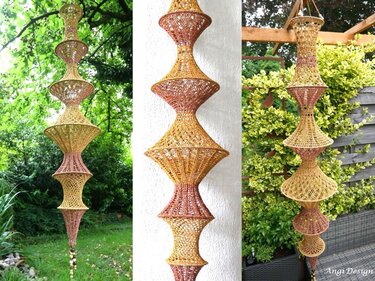 Filigrane, mehrstufige Häkel-Lampion-Skulptur in warmen Gelb- und Rosttönen für den Außenbereich