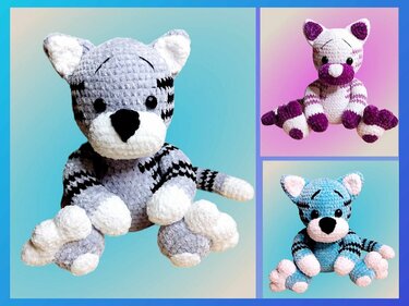 Drei gehäkelte Amigurumi-Katzen in Grau, Violett und Blau mit plüschiger Struktur und gestreiften Details