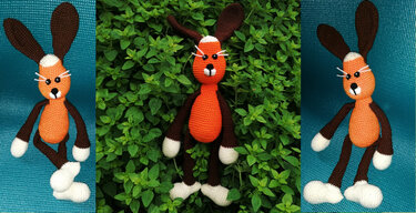 Gehäkelter Amigurumi-Hase in Orange und Braun mit weißen Pfoten und langen Ohren