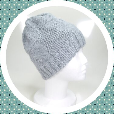 Hellgraue gestrickte Beanie mit Rippbündchen auf weißem Schaufensterkopf, Seitenansicht
