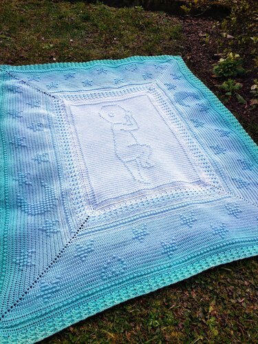 Gehäkelte Babydecke in Blau‑Türkis mit Baby‑Motiv und Herzmustern
